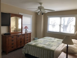 5 bedrooms, WiFi, bed sheets, wheelchair access - Powers Lake spacious retreat (Powers Lake)