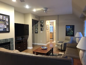 TV, DVD player - Powers Lake spacious retreat (Powers Lake)