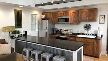 Réfrigérateur, micro-ondes, four, plaque de cuisson