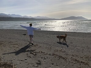 Beach nearby, beach towels - Converted Pole Barn Near Beach Becomes Luxury Destination (Port Angeles)