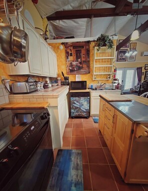 Een koelkast, een magnetron, een oven, een kookplaat