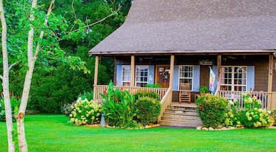 BEAUTIFUL PLACE! NEW POOL Relaxing, Peaceful, Meticulous Cleaned. Firepit, Grill