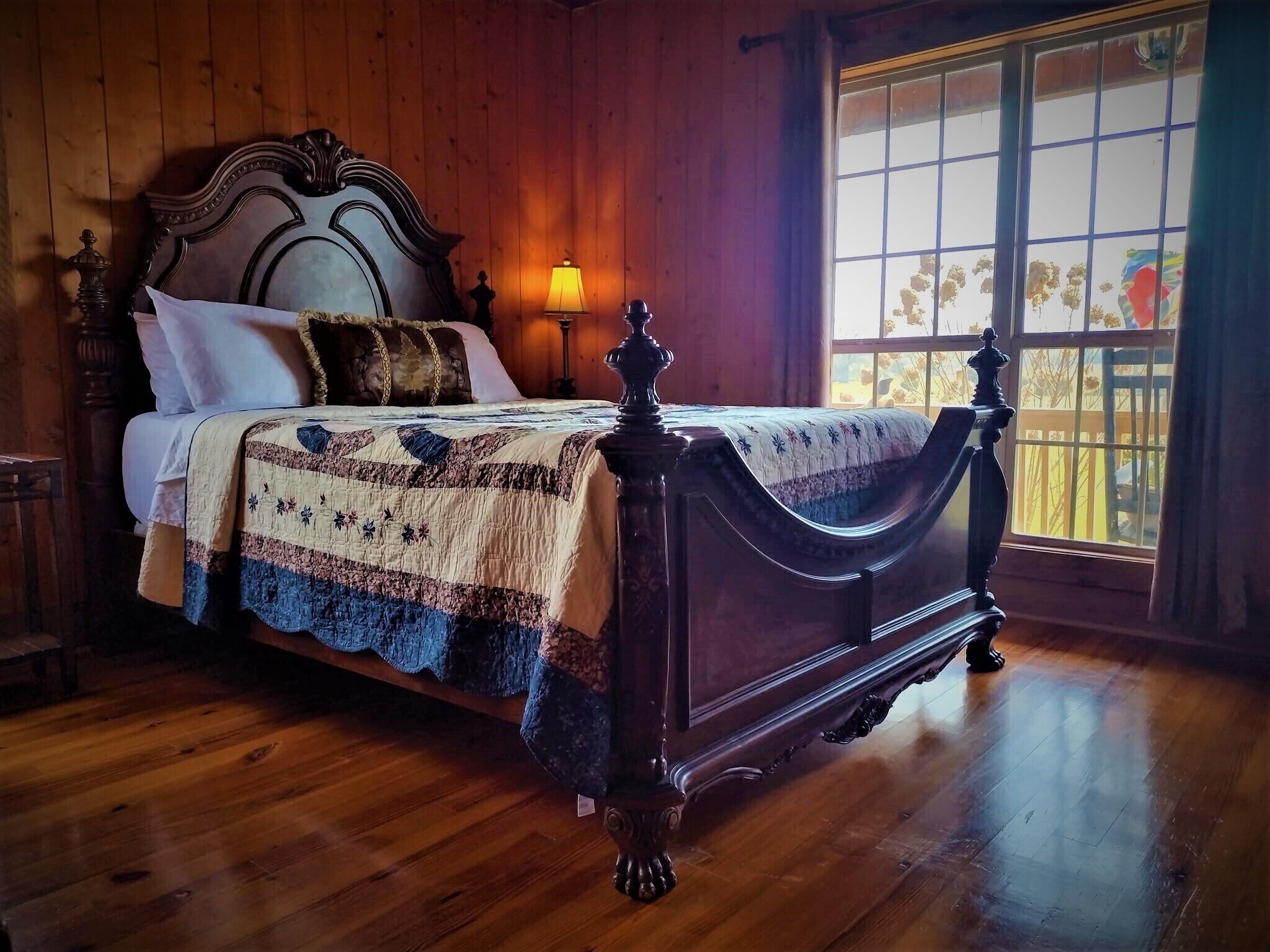 2 bedrooms, desk, WiFi, bed sheets