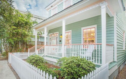 Bright Cottage w/ Private Veranda, Pet Friendly, Parking by Lucky Savannah