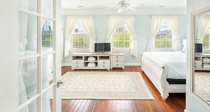Bleiben Sie bei Lucky Savannah: Zweistöckiges Cottage mit privater Veranda, einfaches Parken!
