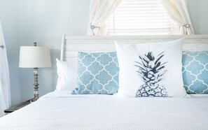 3 bedrooms, iron/ironing board, free WiFi, bed sheets - Bright Cottage w/ Private Veranda, Pet Friendly, Parking by Lucky Savannah (Savannah)