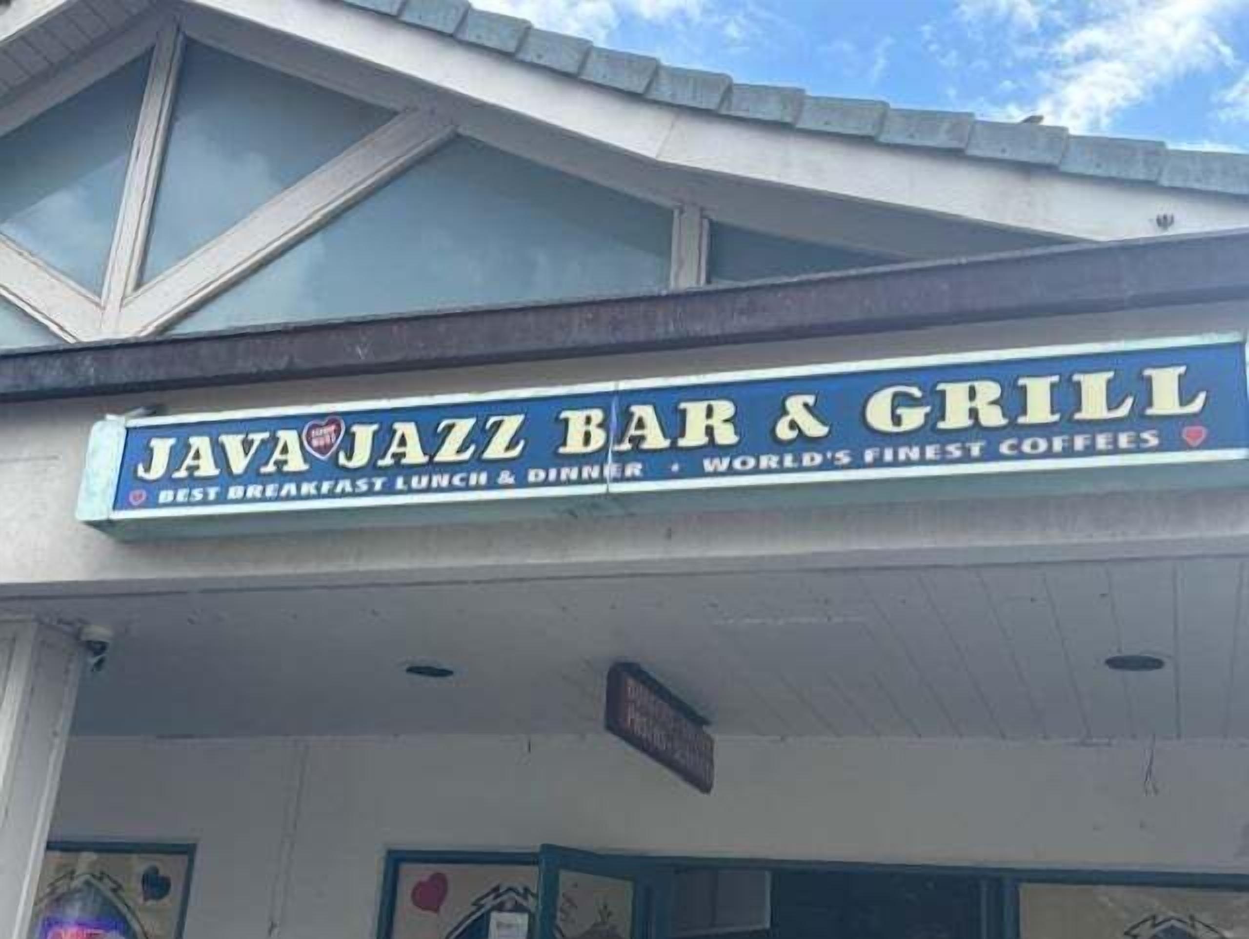 Un letrero que anuncia 'Java Jazz Bar & Grill' con servicio de desayuno, almuerzo, cena y café.