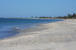 Beach nearby, sun-loungers, beach towels - FREE golfcart and bicycles, Perfect location, 5 star reviews, beautiful home ! (captiva island)