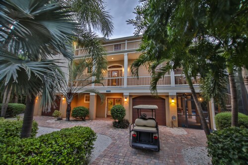 Erinomainen sijainti, upea koti, paljon lisäominaisuuksia, golfkärry ja polkupyöriä. 