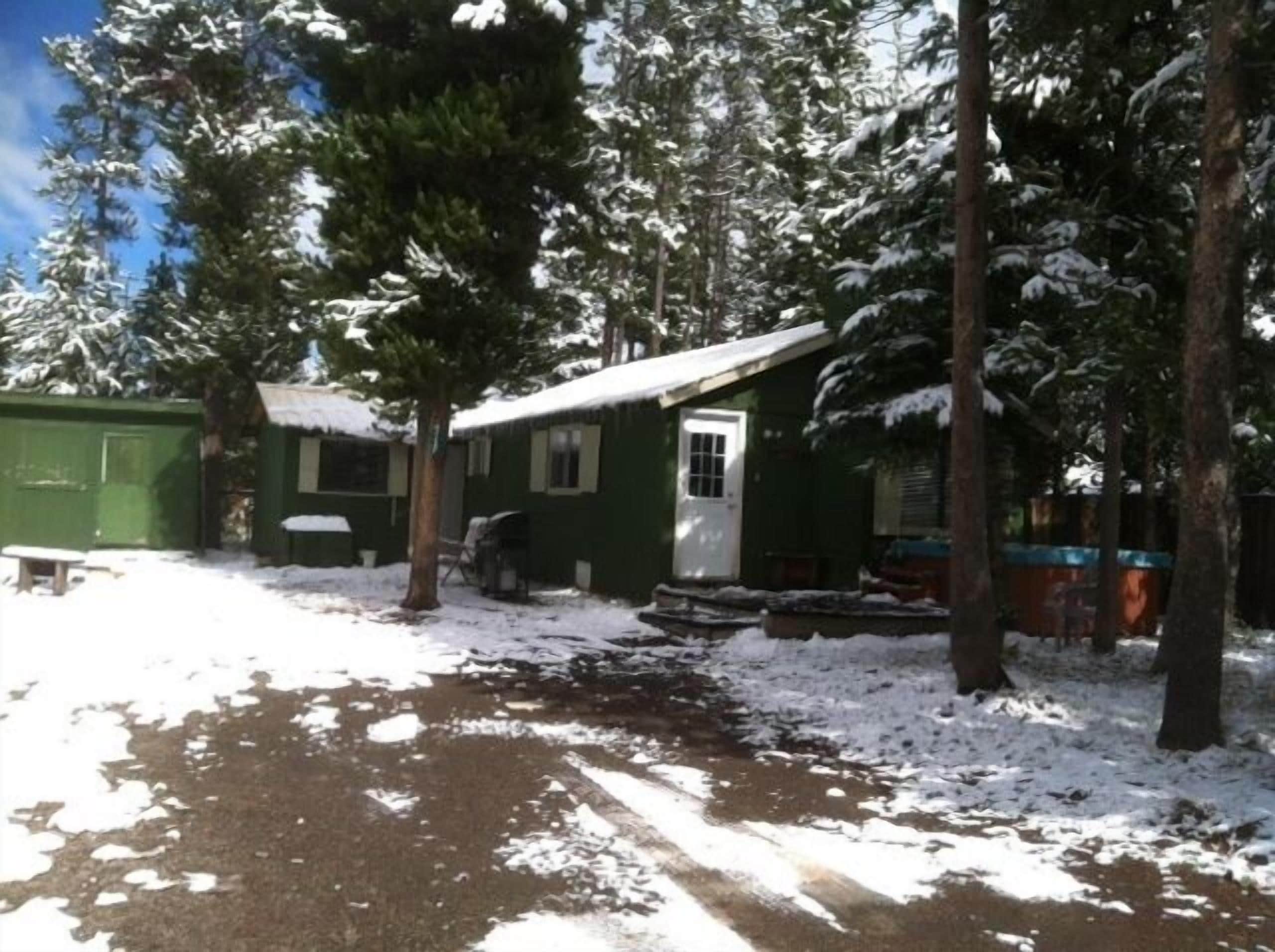Cute 2 Bedroom Cabin With Hot Tub Located In The Mack's Inn Area Of Island Park. in Island Park, United States