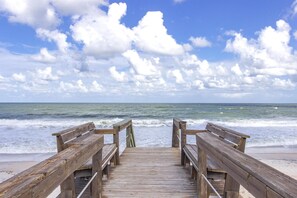 On the beach - Oceanfront Condo ~ Steps from the Beach and Restaurants! (Vilano Beach)