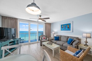 TV, DVD player, books - BEACHFRONT - 250+ 5 star reviews - Remodeled - Tiki Bar - 3 Pools - 2 Hot Tubs (Destin)