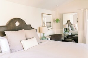 2 bedrooms, iron/ironing board, travel crib, free WiFi - Luxury Sonoma Cottage: Sanctuary with Pool! Close to Square & Wineries (Sonoma)