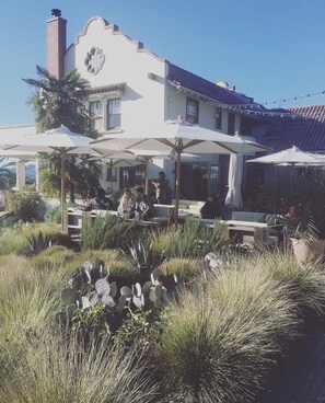 Outdoor dining - Luxury Sonoma Cottage: Sanctuary with Pool! Close to Square & Wineries (Sonoma)