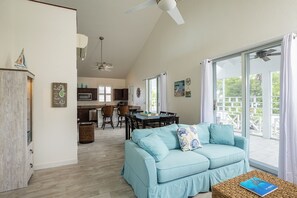 Vila, 3 kamar tidur, kolam renang pribadi | Ruang keluarga | Televisi layar datar 50-inci dengan saluran TV kabel dan TV