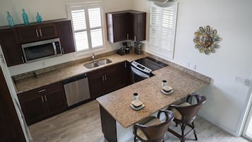 Refrigerador con freezer, microondas, horno, placa de cocina