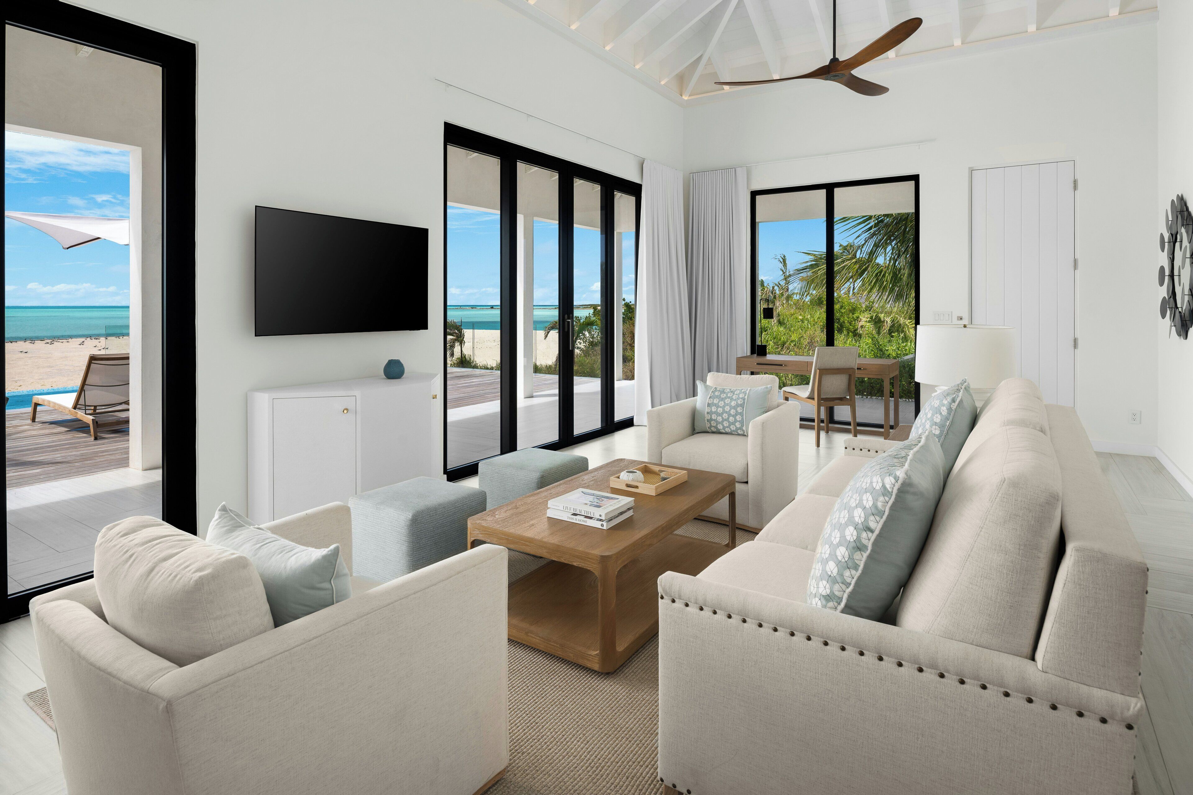 奢华平房, 2 间卧室, 私人游泳池, 海滨 (Sunset Point) | 客厅 | 42-英寸纯平电视 （配备有线频道）、电视