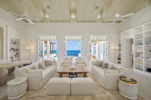 Luxury Villa, 4 Bedrooms, Private Pool, Ocean View (Waypoint) | Wohnzimmer | 42-Zoll-Flachbildfernseher mit Kabelempfang, Fernseher