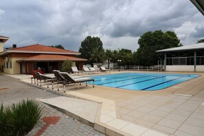 Piscine couverte, piscine extérieure