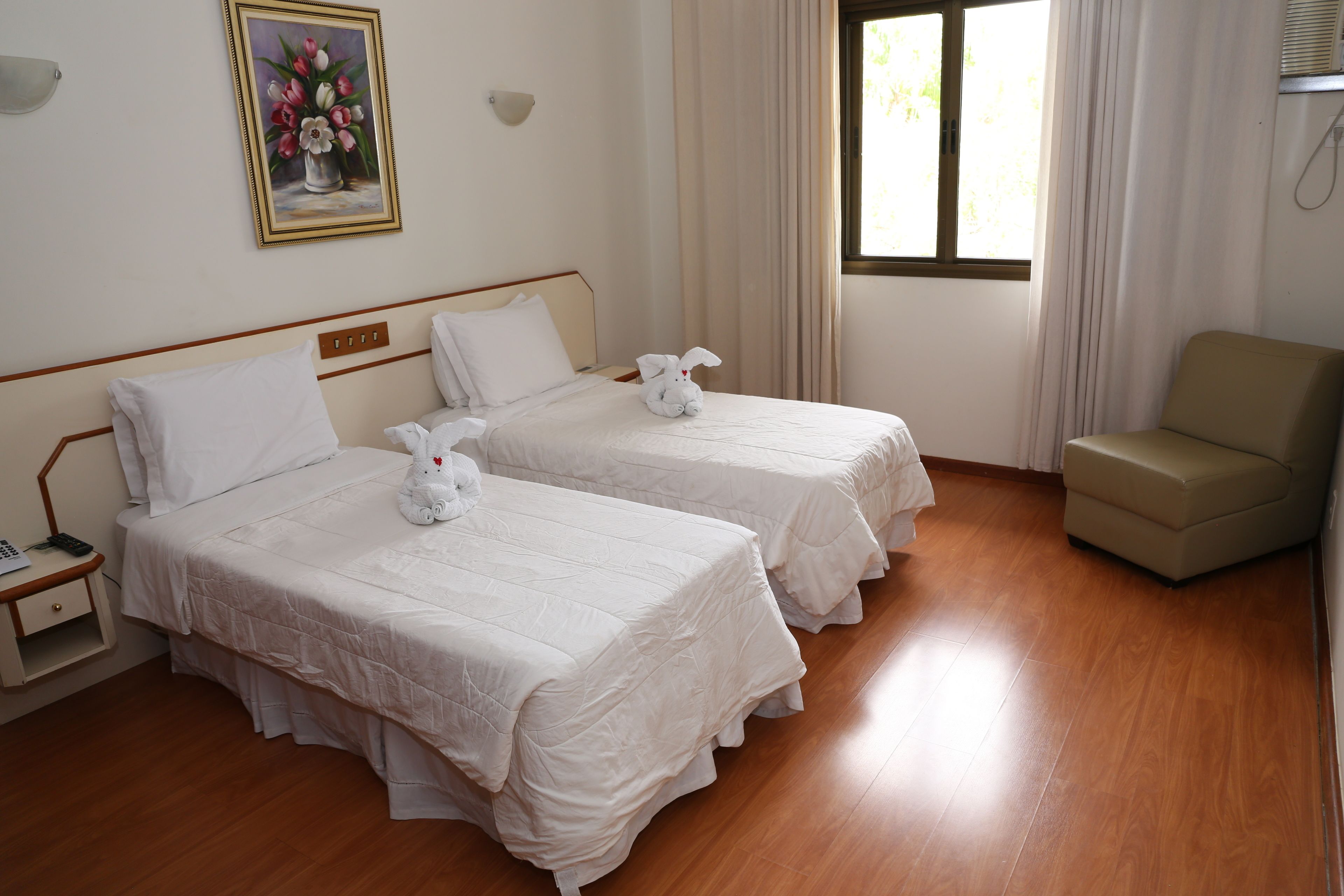 Quarto luxo, 1 cama Queen, acessível | Roupas de cama antialérgicas, cofres nos quartos, escrivaninha