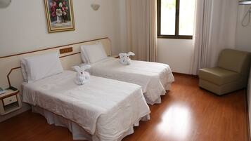 Quarto luxo, 1 cama Queen, acessível | Roupas de cama antialérgicas, cofres nos quartos, escrivaninha