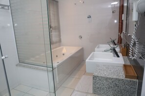 Deep soaking bathtub - Cevisa (Engenheiro Coelho)