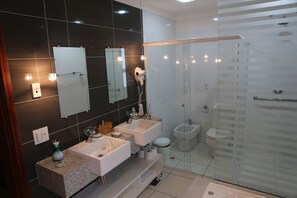 Presidential Suite, 1 King Bed, Non Smoking | Hypo-allergenic bedding, in-room safe, desk, blackout drapes - Cevisa (Engenheiro Coelho)