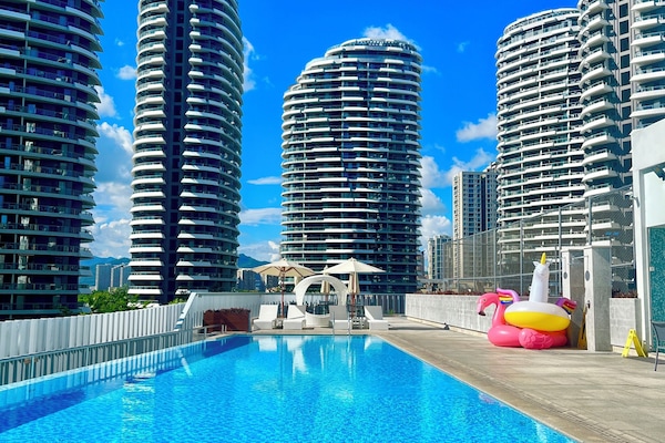 Una piscina al aire libre