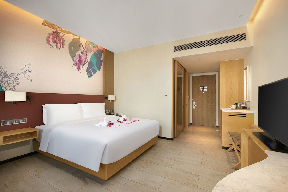 Hypo-allergenic bedding available, in-room safe, desk, soundproofing