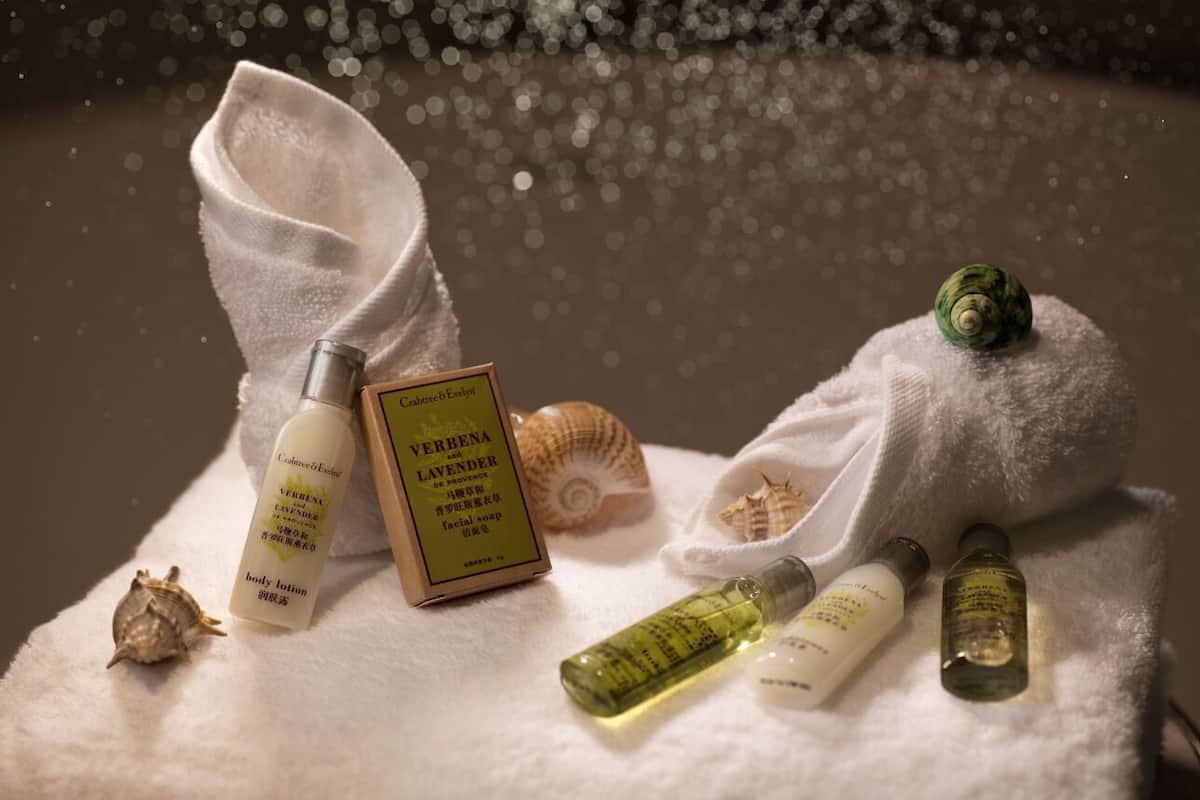 combined shower/bathtub, hair dryer, bathrobes, slippers