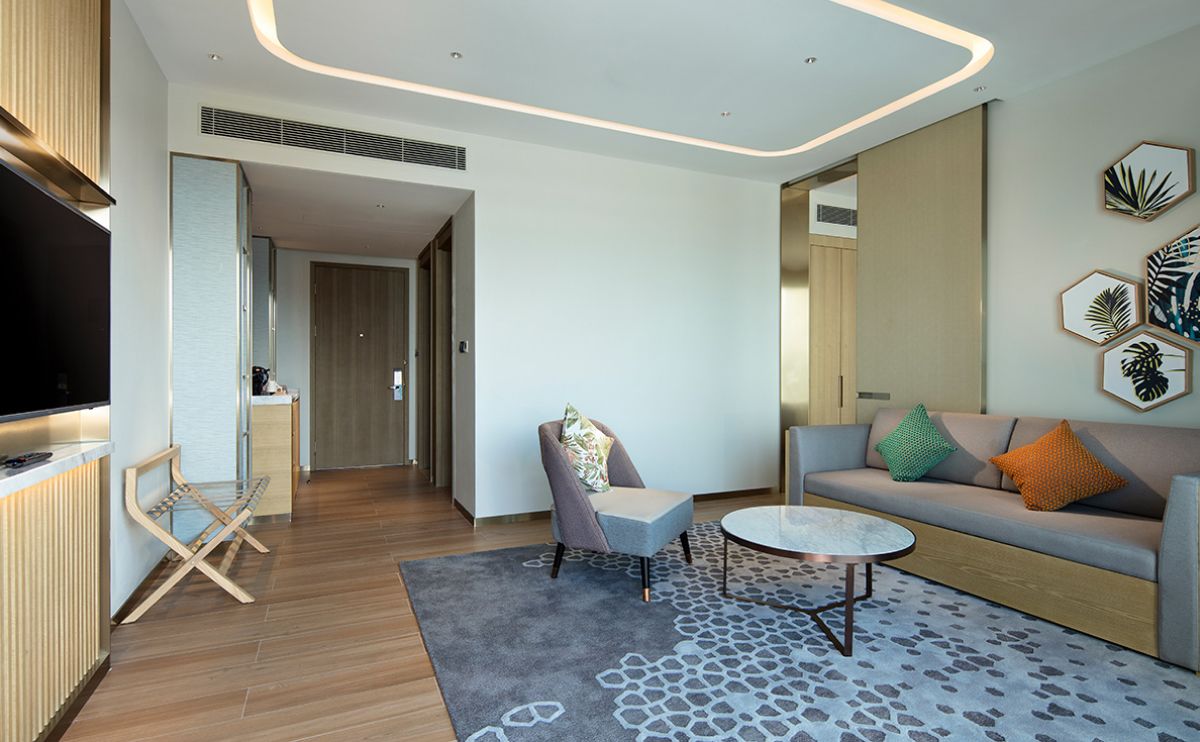 suite, 1 bedroom, balcony, sea view | living room | lcd tv