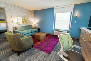 套房, 1 间卧室, 无烟房 | 客房内保险箱、办公桌、遮光窗帘、隔音