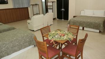 Frigobar, cofres nos quartos, roupa de cama