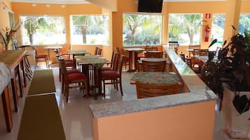 Café da manhã com buffet grátis todos os dias