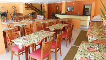 Café da manhã com buffet grátis todos os dias