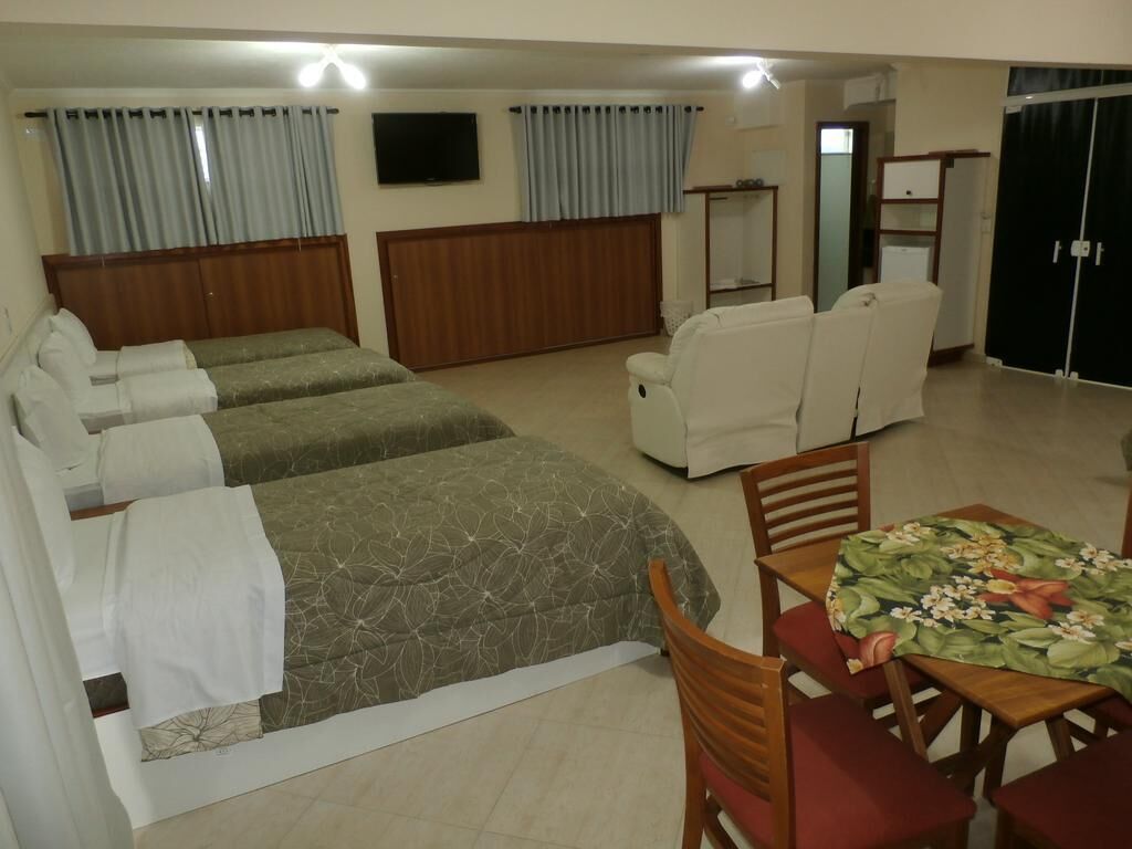 Frigobar, cofres nos quartos, roupa de cama