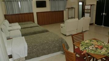 Frigobar, cofres nos quartos, roupa de cama