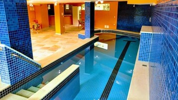 Piscina interna, piscina externa, espreguiçadeiras