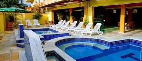 Sisäuima-allas ja ulkouima-allas avoinna 14.00–20.30, aurinkotuoleja