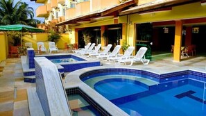 Una piscina techada, una piscina al aire libre