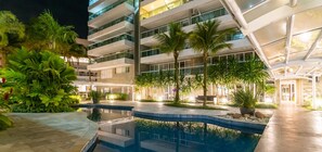 Kolam renang indoor dan kolam renang outdoor, dengan kursi berjemur