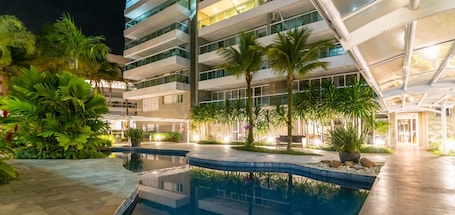 Una piscina techada, una piscina al aire libre