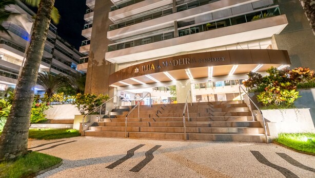 Entrada moderna de un hotel con un letrero que dice "Ilha da Madeira Resort".