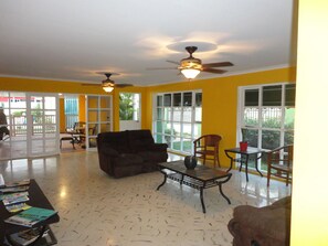 Interior - Jade's Oasis (Oranjestad)