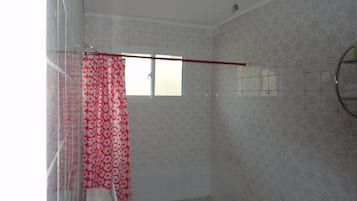 Kamar Quadruple, 2 Tempat Tidur Queen | Kamar mandi | Shower, pancuran hujan, perlengkapan mandi gratis, dan pengering rambut