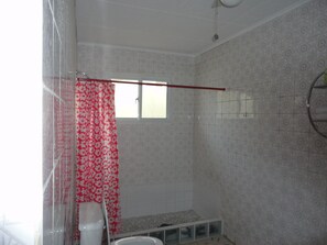 Neljän hengen huone, 2 keskisuurta parisänkyä | Kylpyhuone | Suihku, sadesuihkupää, ilmaiset hygieniatuotteet, hiustenkuivaaja