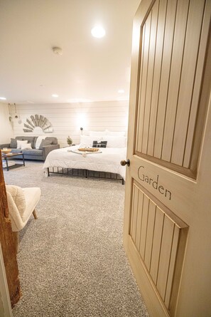 Deluxe Suite, 1 King Bed, Non Smoking | Premium bedding, blackout drapes, iron/ironing board, free WiFi - The Barn at Strasburg B&B (Strasburg)