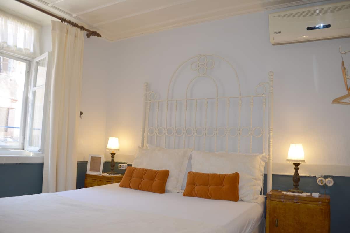 Kamar Double Ekonomi | 1 kamar tidur, meja kerja, Wi-Fi gratis, dan seprai linen