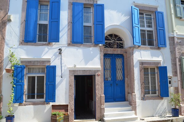 Vista frontal de la propiedad