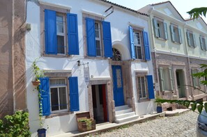 Vista frontal de la propiedad